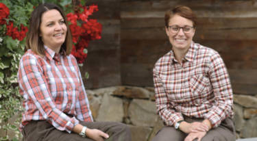 Die leichte Popeline Bluse Gerda (links) und die flauschig-weiche Bluse Emma (rechts) aus an­gerautem Twill sind echte Lieblingsstücke fürs ganze Jahr.