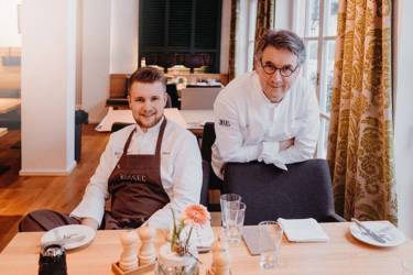 Familienbetrieb: Harald (r.) und Max Rüssel (l.) im Restaurant Hasenpfeffer