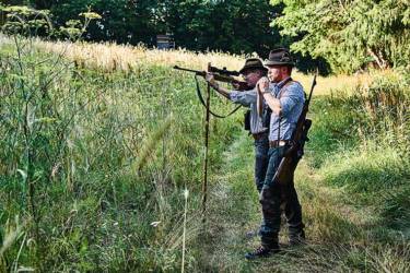 Ob in der Küche oder auf der Blattjagd: Sohn Max und Vater Harald Rüssel sind ein eingespieltes Team.