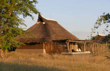 Five comfortable chalets that accommodate two guests each offer dreamlike vistas. There are spectacular views of game from dawn ‘til dusk.