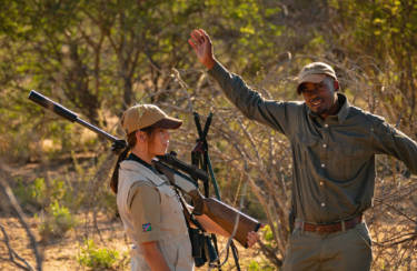 Professional Hunter Basie hatte mehrfach Grund zum Staunen, wie routiniert Claire mit der Büchse umgehen konnte.