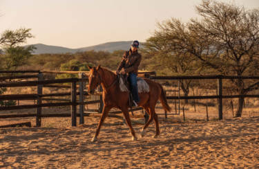Claire quickly becomes familiar with her horse. Naturally, as a rodeo rider, the impending ride into the mountains is no problem for her.