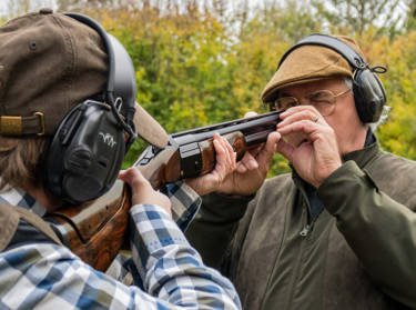 Bruno Achermann erkennt mit einem Blick, ob die Schäftung passt oder nicht. Wer noch keine geeignete Flinte besitzt, kann beim Kurs auf Leihwaffen mit verstellbarem Schaft zurückgreifen