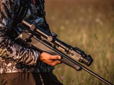 Blaser Zielfernrohr 1–7x28 iC und das neue Liemke LUCHS-1. Mit der Blaser Vorsatzmontage werden beide zur perfekten Einheit