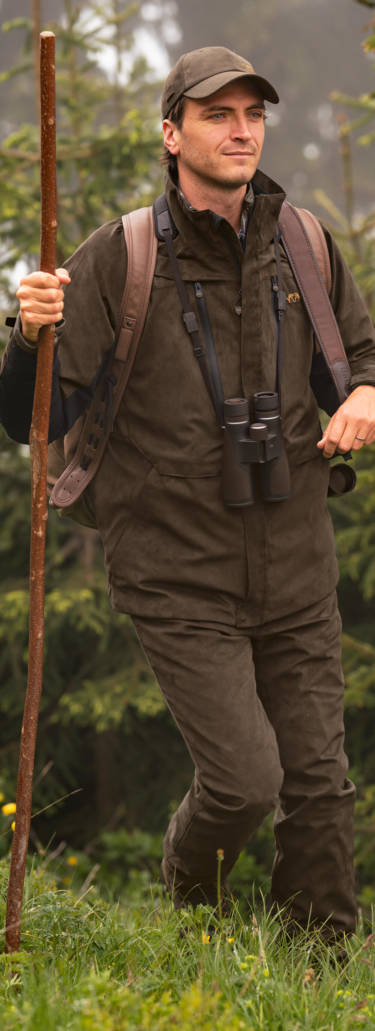 Die ideale Jacke für den Herbst: Suede Jacket Light Mark ist mit einer atmungsaktiven Membran ausgestattet. Der legere Schnitt erlaubt das Unterziehen einer Fleece- oder Steppweste. Die passende Hose Markus macht das Outfit perfekt