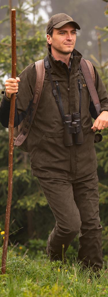La veste idéale pour l’automne : la veste Suede Light Mark est doublée par une membrane respirante. Sa coupe ample permet de porter, en dessous, un gilet polaire ou matelassé. Le pantalon Markus assorti, en fait une tenue parfaite
