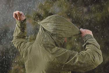 Schnell die leichte Venture 3L Jacke übergezogen und man bleibt auch bei einem kräftigen Regenschauer trocken. (Abb. in Uni-Farbe Highland grün)