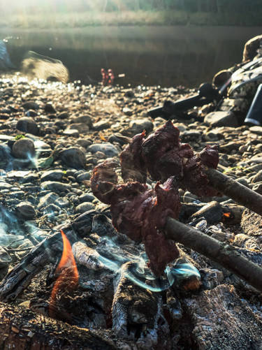 Jagen um zu essen. Was gibt es Schöneres, als nach einer erfolgreichen Jagd gemeinsam das erlegte Wild zu genießen? Am besten noch an Ort und Stelle