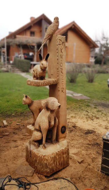 Whether it is a signpost for a veterinary practice (r.), décor for an off-road rally or just wild animals (below) – Micha Reichert will carve almost anything to order.