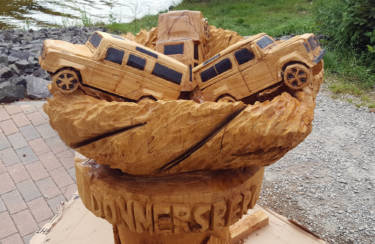 Whether it is a signpost for a veterinary practice (r.), décor for an off-road rally or just wild animals (below) – Micha Reichert will carve almost anything to order.