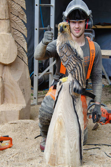 Micha and the eagle with which he qualified for the German championship.