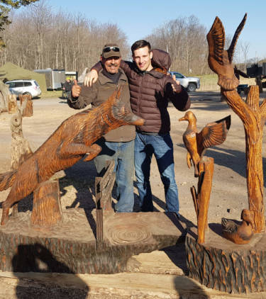 Micha und Robbin mit dem lebensgroßen springenden Kojoten.