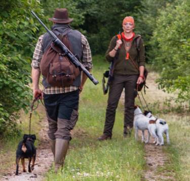 Was gesehen? Am vereinbarten Treffpunkt nach dem Ansitz tauschen Alex und Xaver ihre Erlebnisse aus und planen den weiteren Jagdtag. Mit den 3,1 kg leichten Waffen machen auch weitere Pirschgänge Spaß