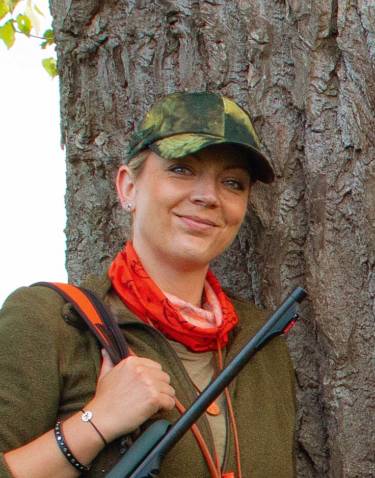 Alexandra erlebt als Durchgehschützin die Jagd mit ihren Terriern aktiv und nah dran: „Meine Waffe muss was abkönnen! Wenn es in die Dickung geht, brauche ich Funktionalität und totale Verlässlichkeit.“