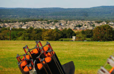 In Deutschland niemals vorstellbar: der National Shooting Complex liegt wie ein großer Golfplatz in­mitten von Neubau­siedlungen. Niemanden scheint der Schießsport zu stören.