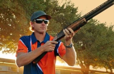 Die Blaser Schützen Bill McGuire (FITASC Sporting Weltmeister 2019) und Cory Kruse (English Sporting Weltmeister 2019) präsentieren in der abendlichen Stimmung des Shooting Complex stolz ihre F3 Flintenmodelle.