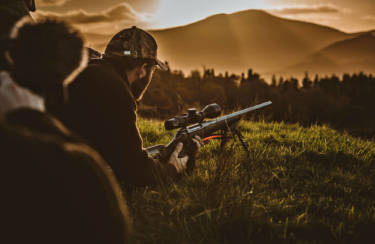 Des tirs à longue distance, au-delà de 200 m, sont la règle. Ce qui exige un équipement de qualité. Le chasseur, Jan, utilise une S 100 Ceratech équipé d’une lunette Sig-Sauer BDX.