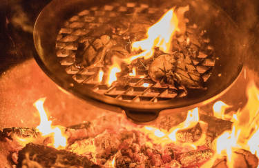 Pendant que la viande rôtit la cuisine se remplit d’un parfum engageant.