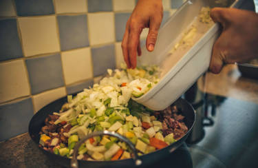 Fleisch und Gemüse müssen noch eine Stunde köcheln. Dann ist der Stew fertig.