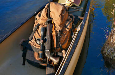 Il arrive souvent que pendant la chasse on se trouve à bord d’un bateau ou d’un canoë. Comme il faut compter à tout moment de rencontrer du gibier, la carabine devra être immédiatement prête à l’emploi.