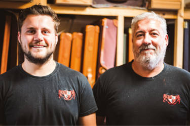 Oben: Vater und Sohn der Ledermanufaktur TEG halten die traditionsreiche Handwerkskunst auf höchstem Niveau