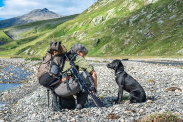 Pirmina Caminada ist die erste Frau, die in Graubünden den Beruf der Wildhüterin ausübt. Zuvor ging sie als Jägerin 20 Jahre lang auf Pirsch. Sie ist eine der drei Protagonisten im Film