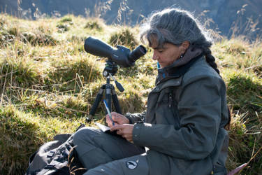 Pirmina Caminada ist die erste Frau, die in Graubünden den Beruf der Wildhüterin ausübt. Zuvor ging sie als Jägerin 20 Jahre lang auf Pirsch. Sie ist eine der drei Protagonisten im Film