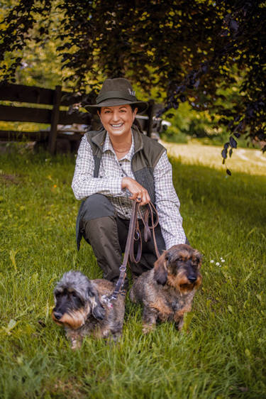 Nicole Heitzig mit Dackeln